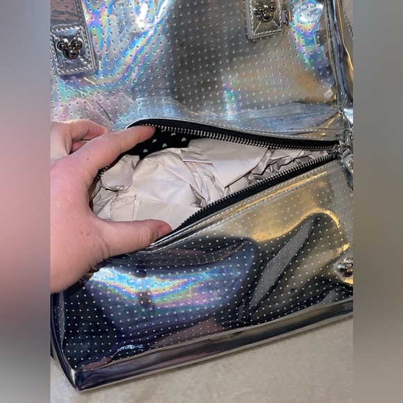 🌟ValentinesDaySale🌟Disney Visa Cardmember Exclusive Silver Pin Trade Backpack - Picture 3 of 7